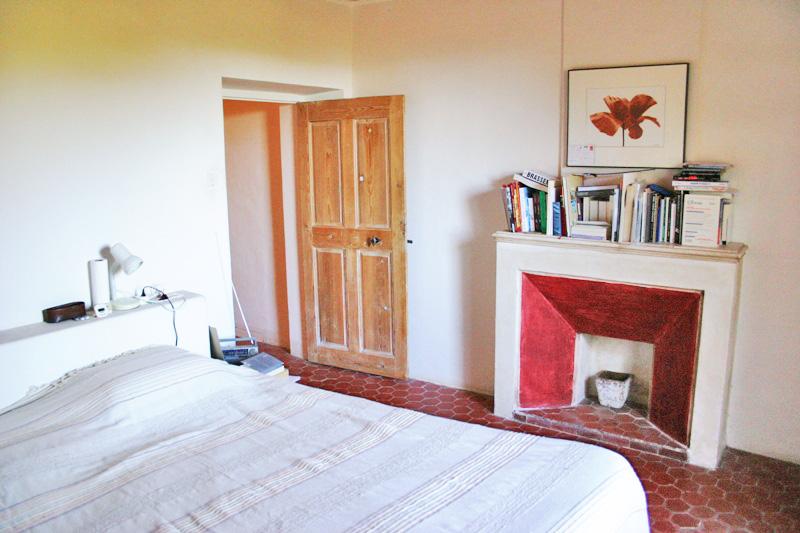 Luberon, in the heart of brushy ground, top hill, ancient converted relay post on a 6 hectares plot